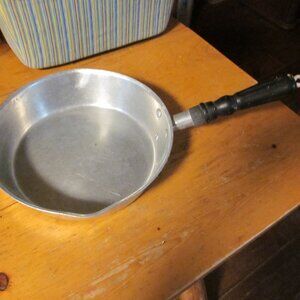 vtg Mirro cast aluminum 9 in frypan wood handle w/ ring to hang double spout sid